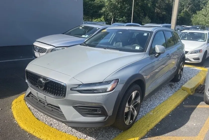2024 Volvo V60 Cross Country B5 Plus photo 1