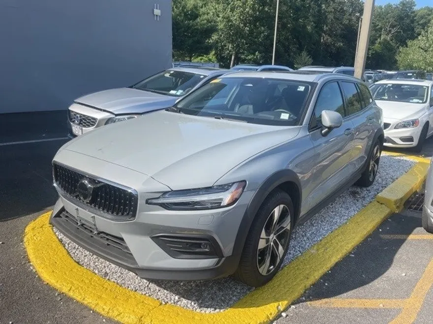 2024 Volvo V60 Cross Country B5 Plus photo 1