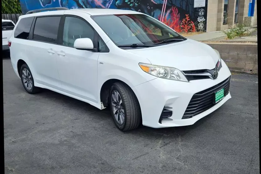 2018 Toyota Sienna LE photo 1