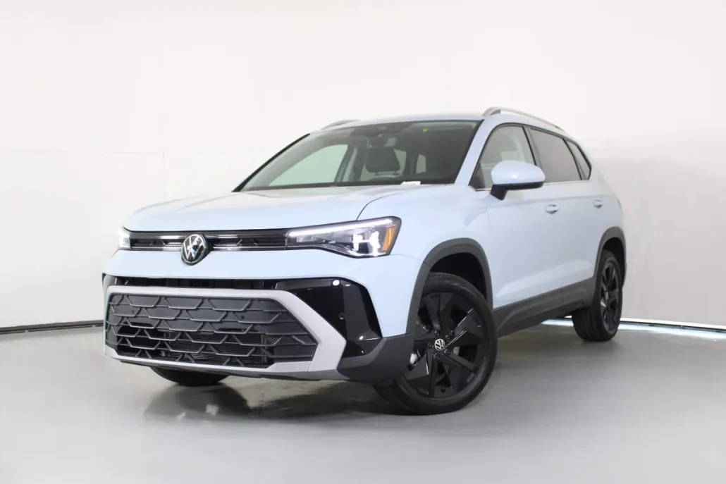 2025 Volkswagen Taos SE photo 1