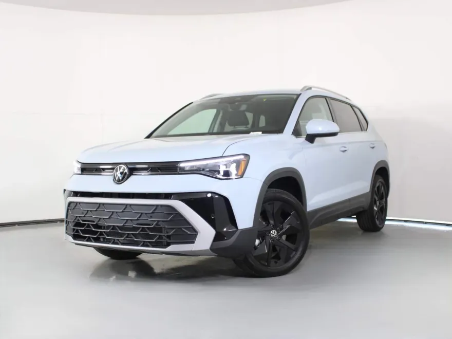 2025 Volkswagen Taos SE photo 1