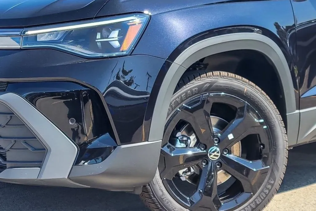 2025 Volkswagen Taos SE photo 1