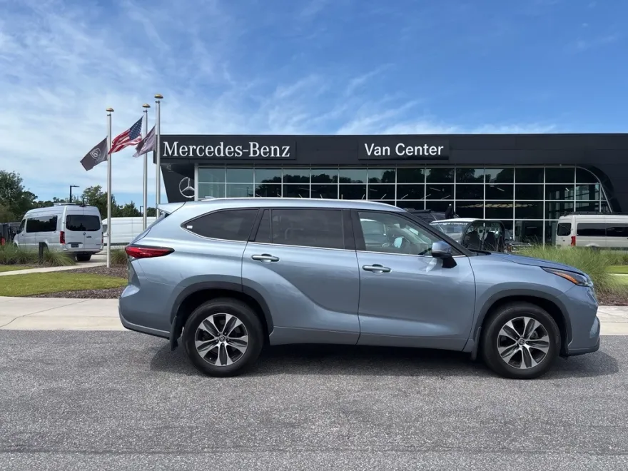 2021 Toyota Highlander XLE photo 1