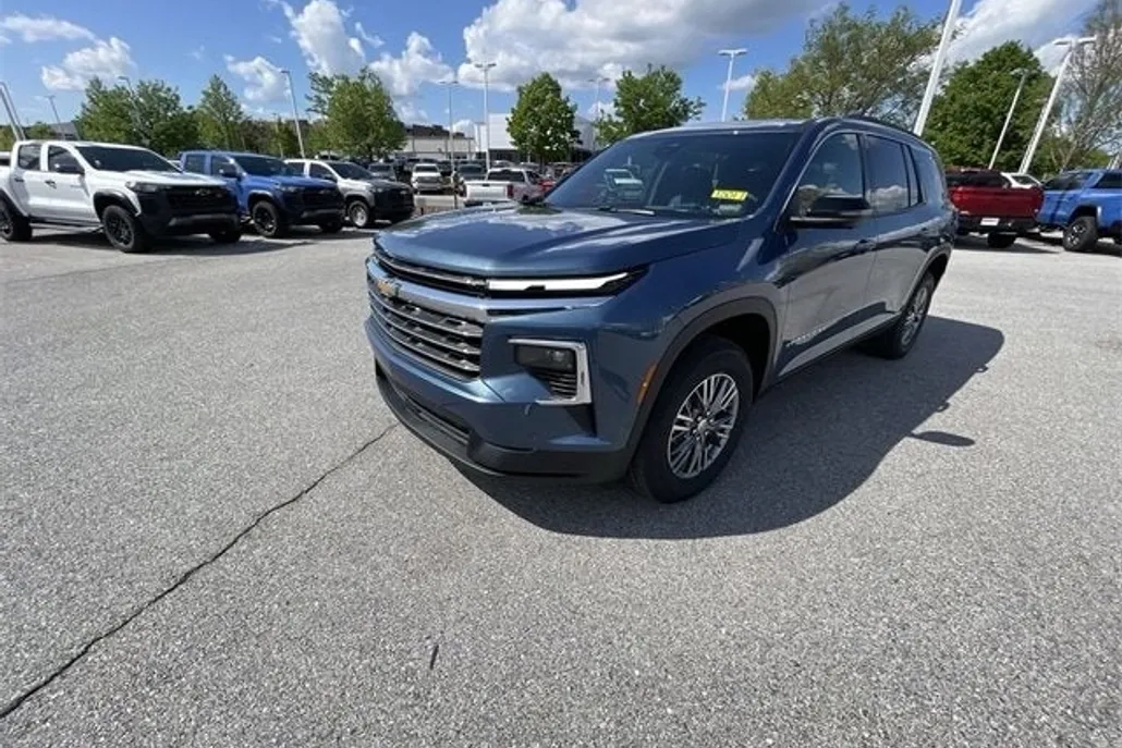 2025 Chevrolet Traverse photo 1