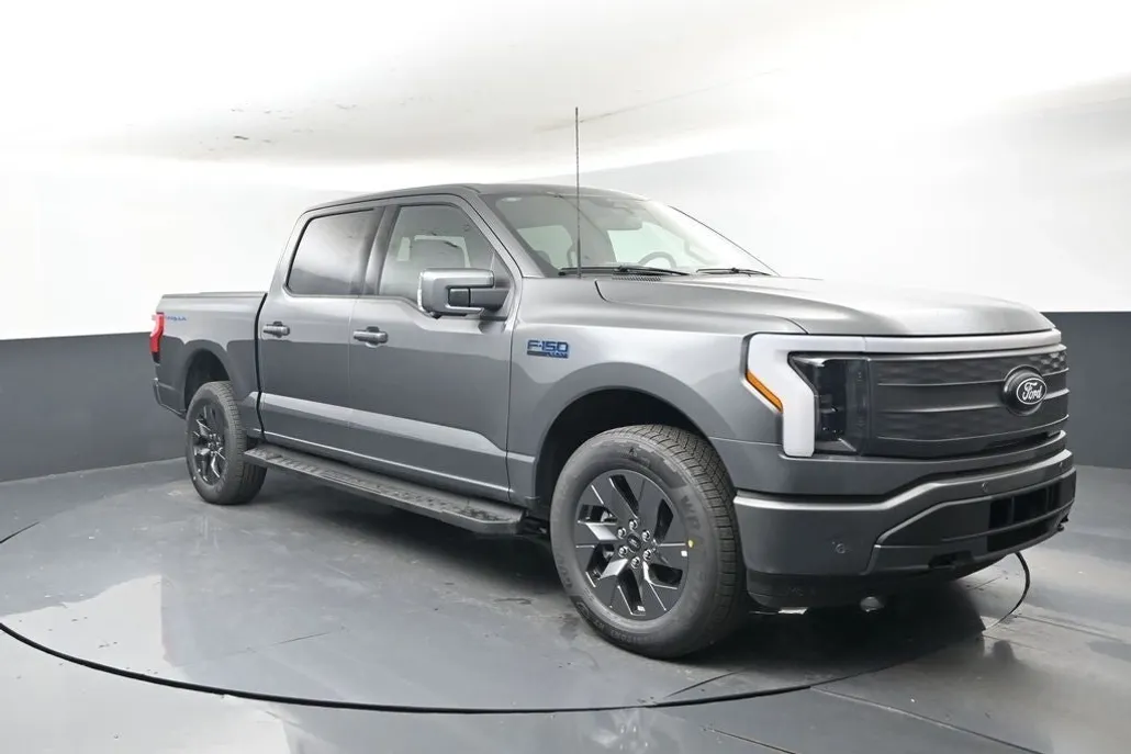 2025 Ford F-150 Lightning Lariat photo 1