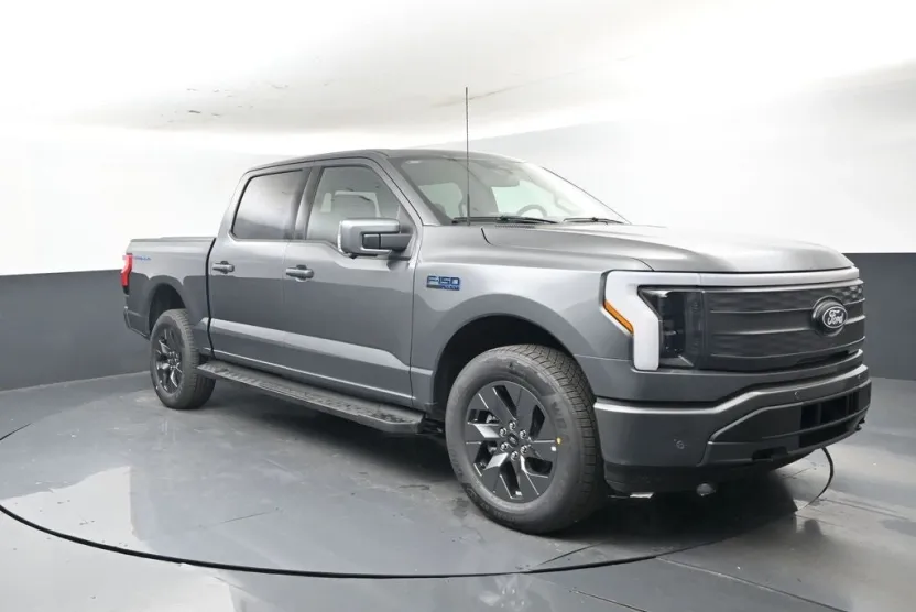 2025 Ford F-150 Lightning Lariat photo 1