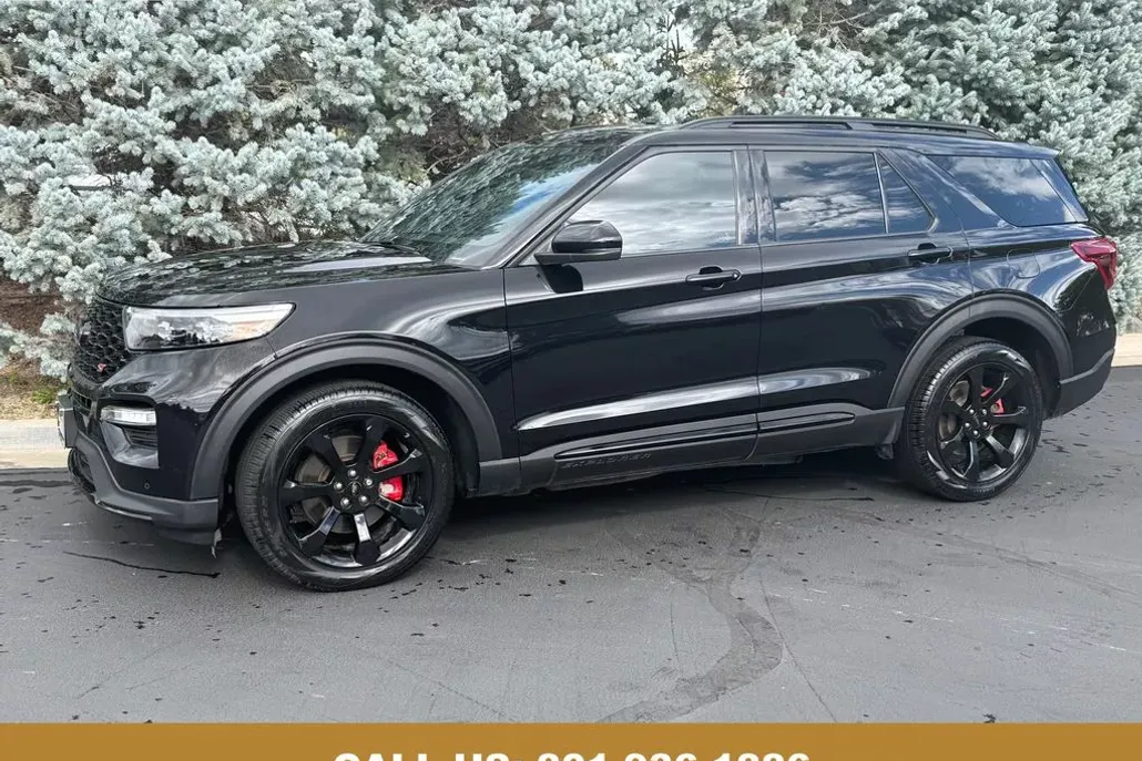 2023 Ford Explorer ST photo 1