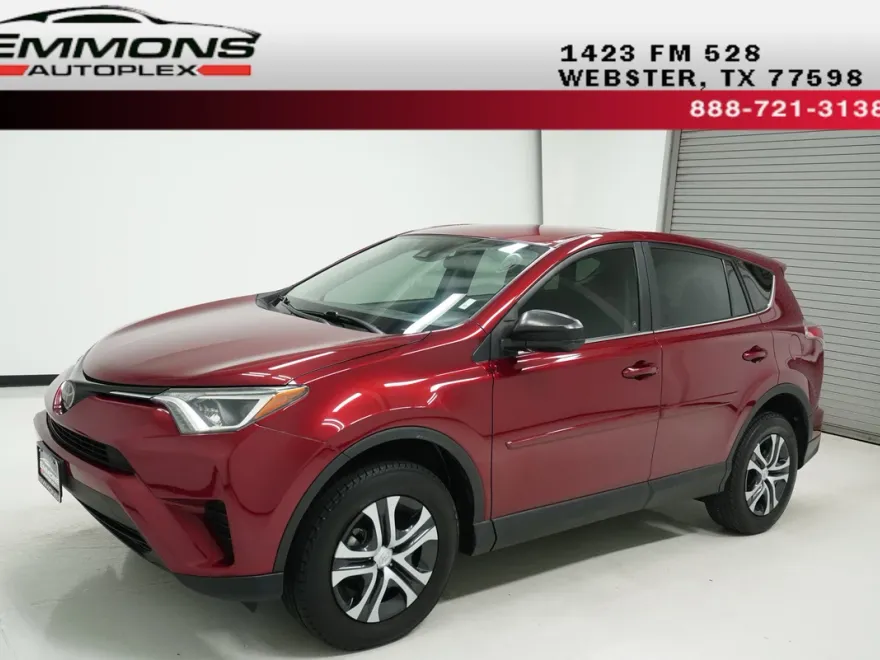2018 Toyota RAV4 LE photo 1