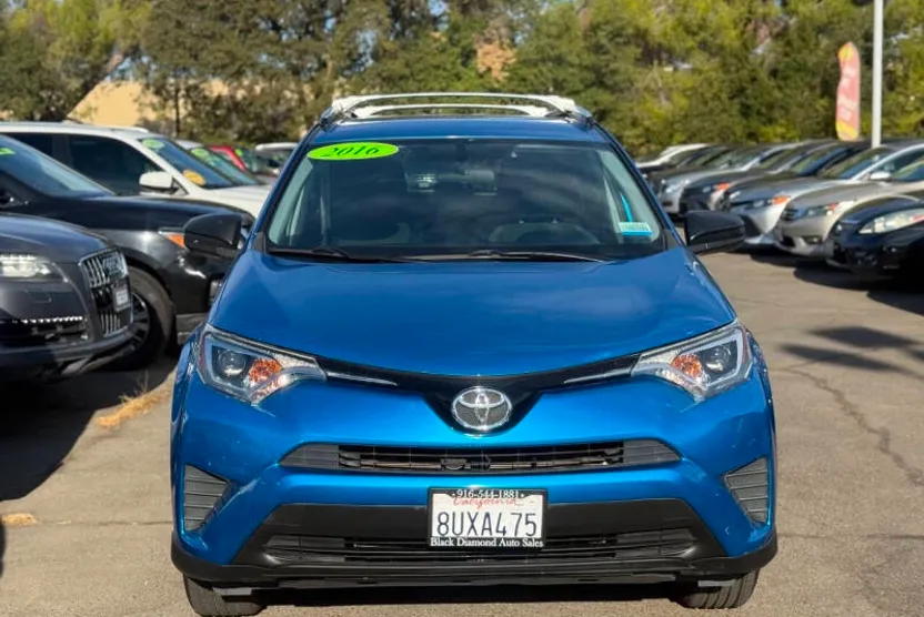 2016 Toyota RAV4 LE photo 1