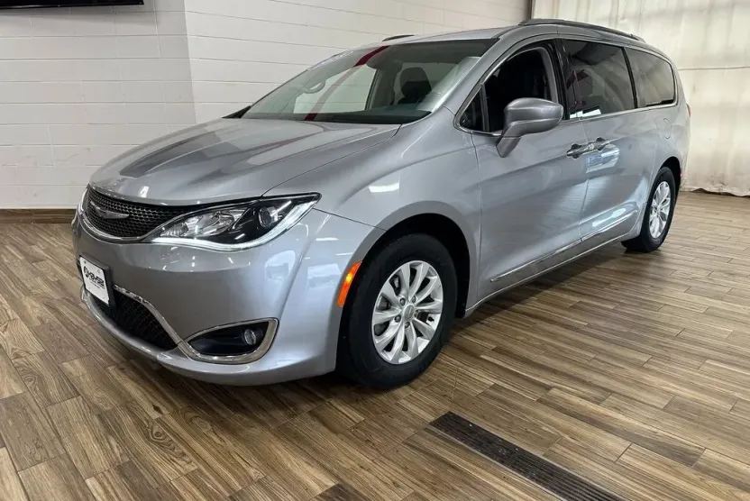 2018 Chrysler Pacifica Touring L photo 1