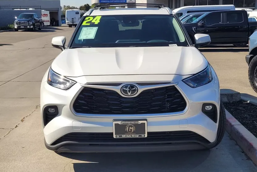 2024 Toyota Highlander LE photo 1