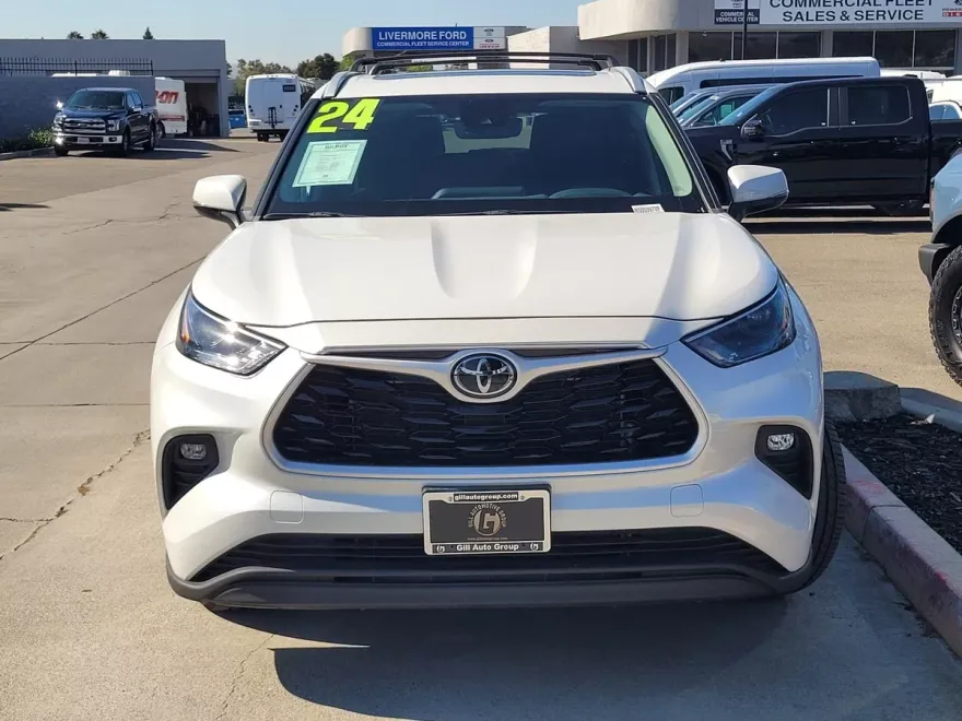 2024 Toyota Highlander LE photo 1