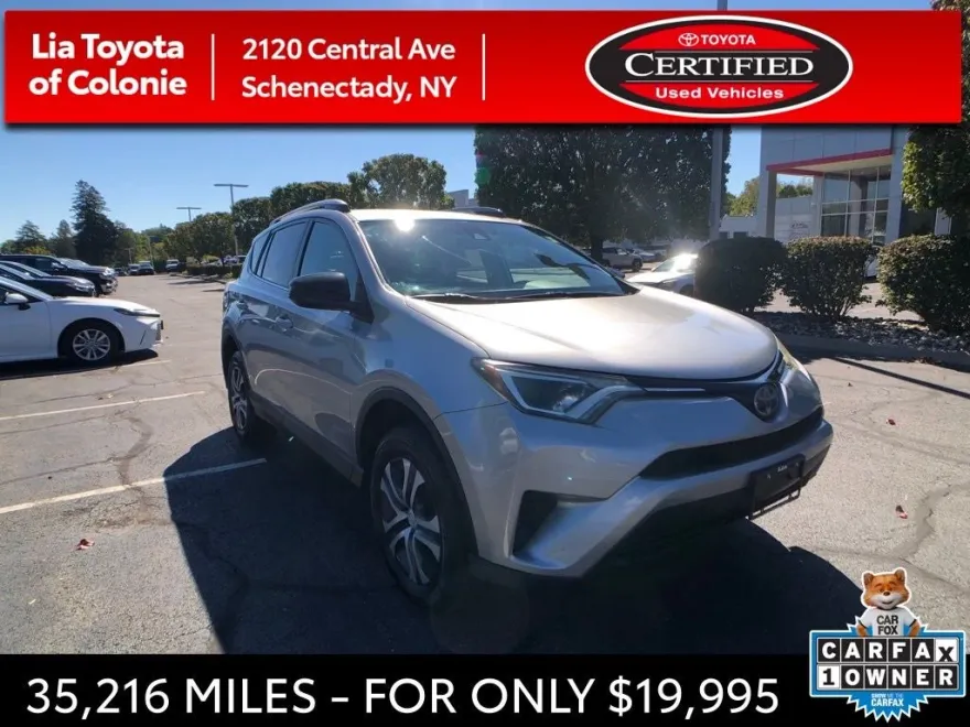2017 Toyota RAV4 LE photo 1