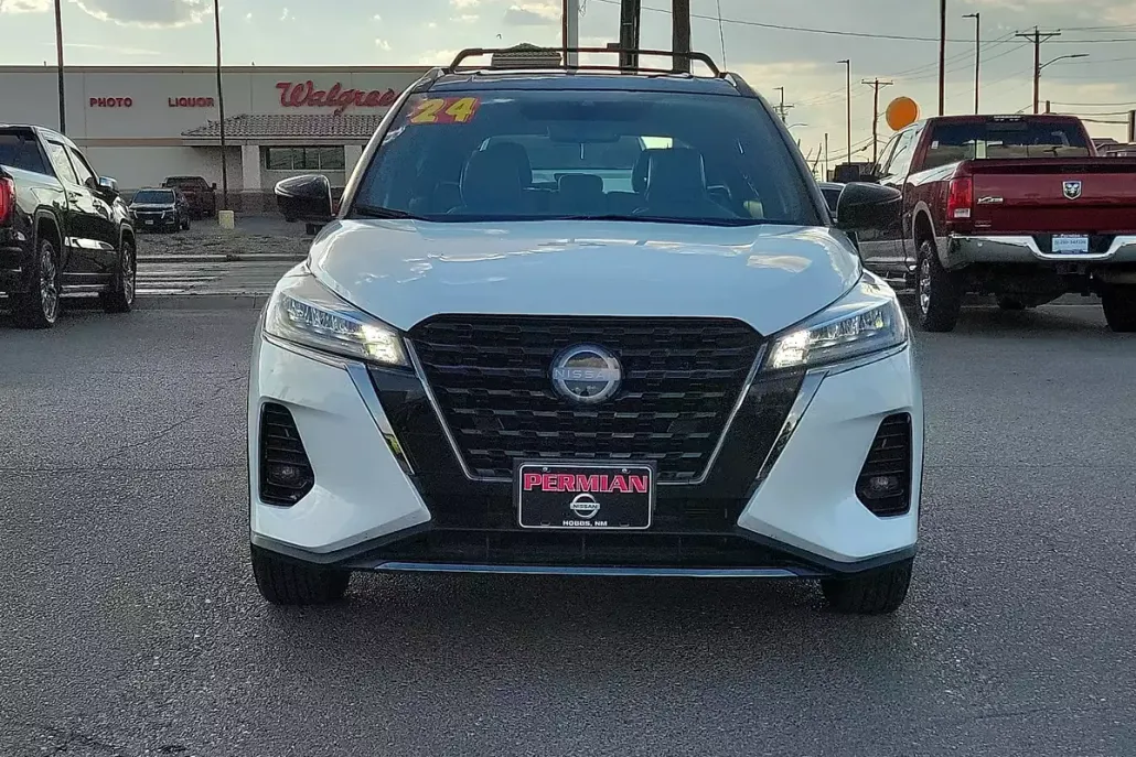 2024 Nissan Kicks SR photo 1