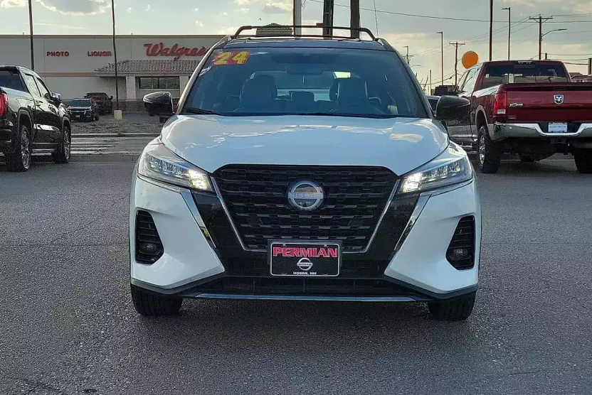 2024 Nissan Kicks SR photo 1