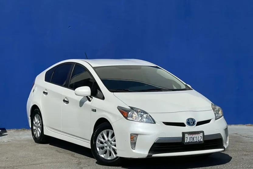 2015 Toyota Prius Plug-in photo 1