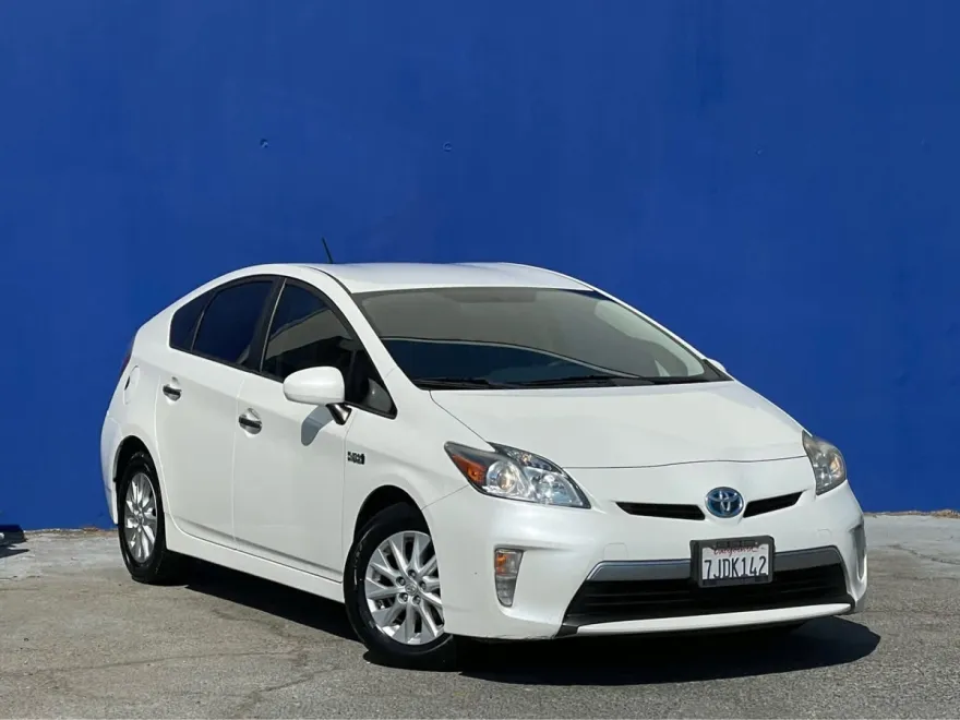 2015 Toyota Prius Plug-in photo 1