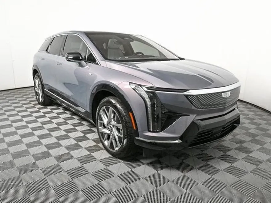 2025 Cadillac Optiq Luxury photo 1