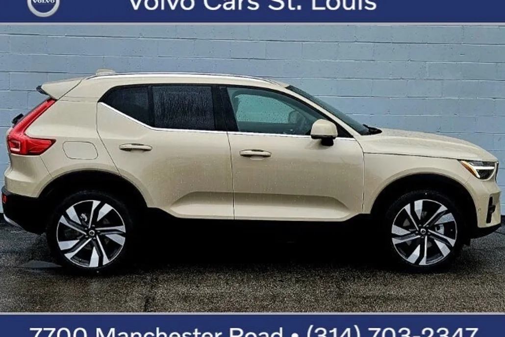 2025 Volvo XC40 photo 1