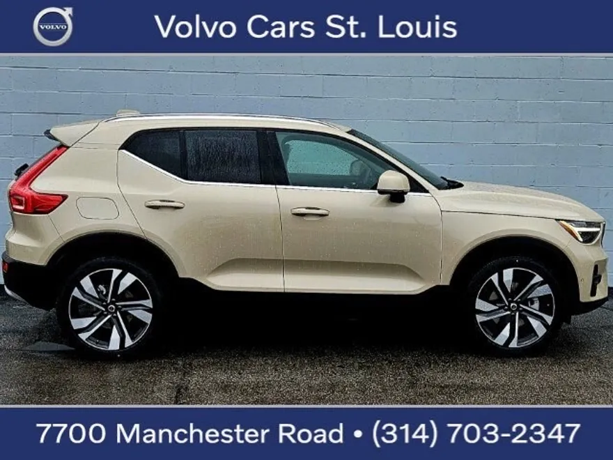 2025 Volvo XC40 photo 1