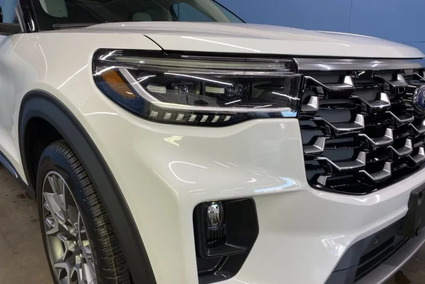 2025 Ford Explorer Platinum photo 1