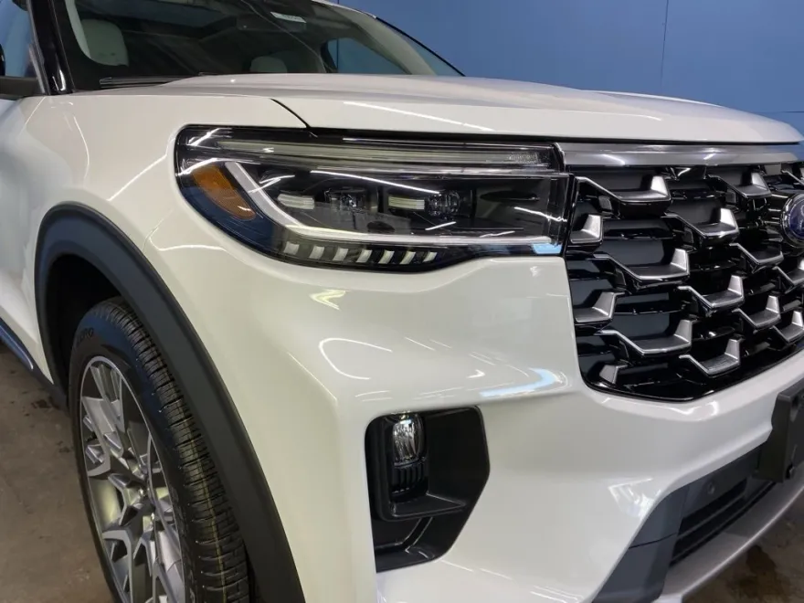 2025 Ford Explorer Platinum photo 1