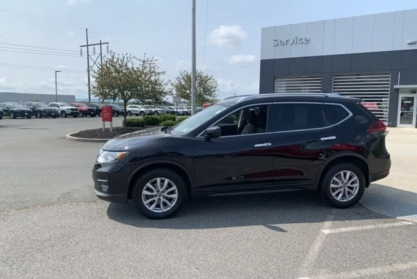2020 Nissan Rogue SV photo 1