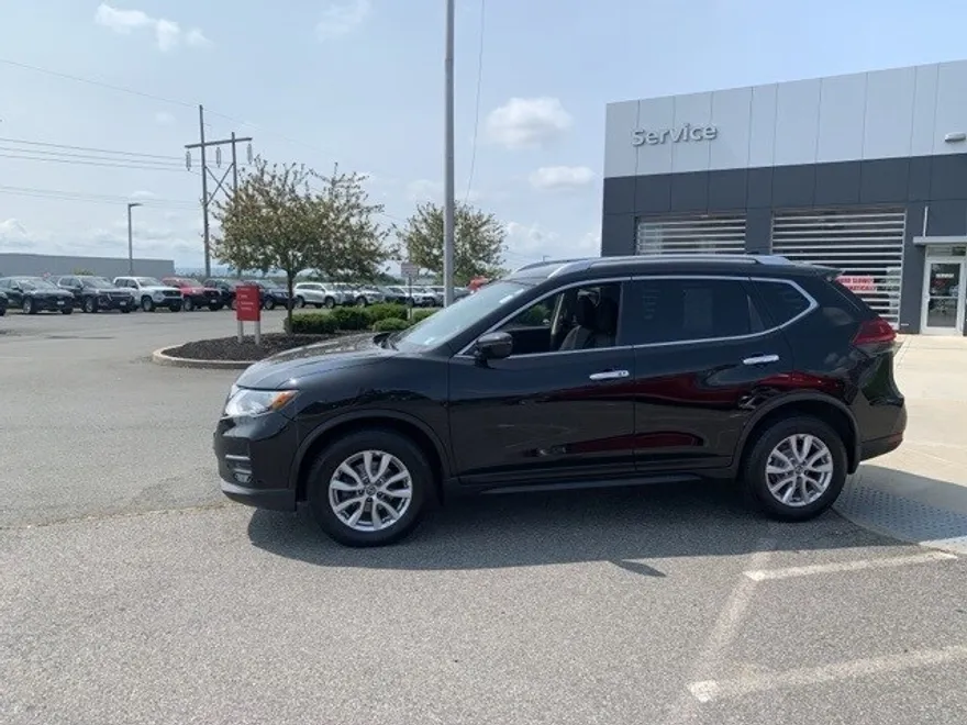 2020 Nissan Rogue SV photo 1