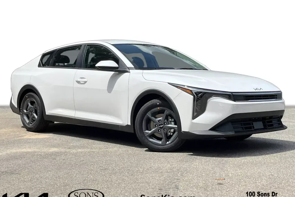 2025 Kia K4 LXS photo 1