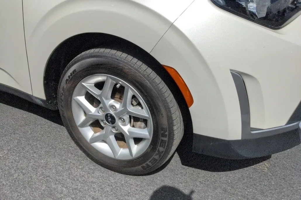 2023 Kia Soul LX photo 1