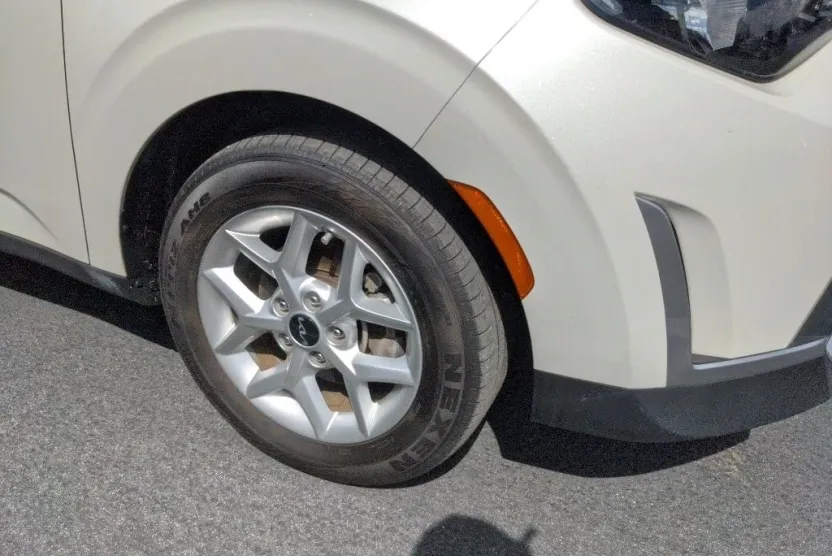 2023 Kia Soul LX photo 1