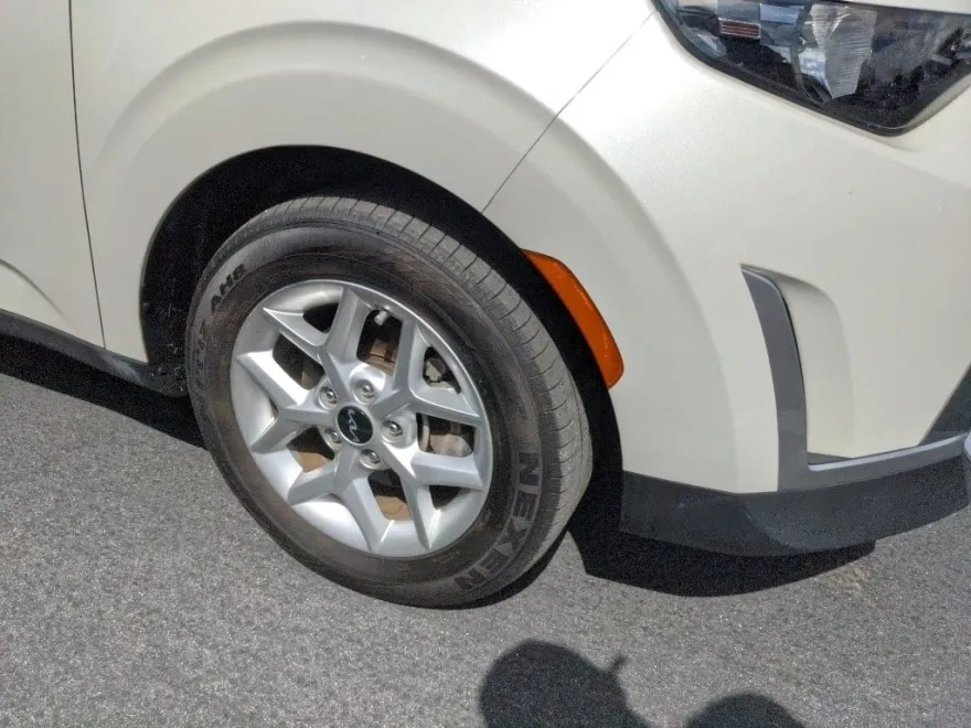 2023 Kia Soul LX photo 1