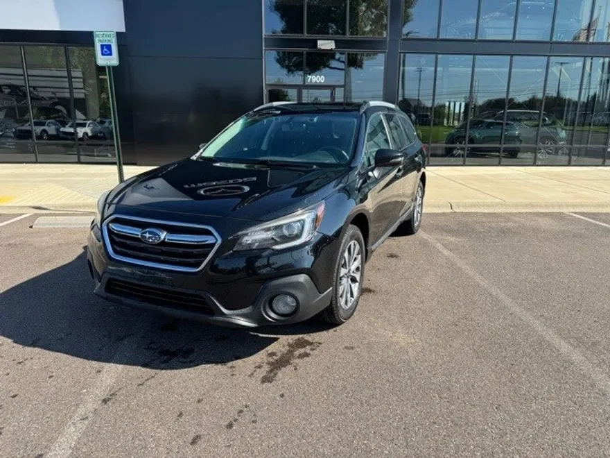 2019 Subaru Outback 3.6R Touring photo 1