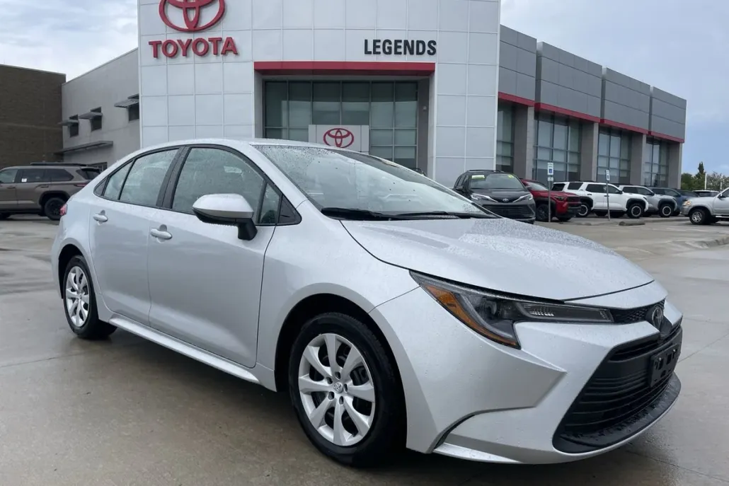 2025 Toyota Corolla LE photo 1
