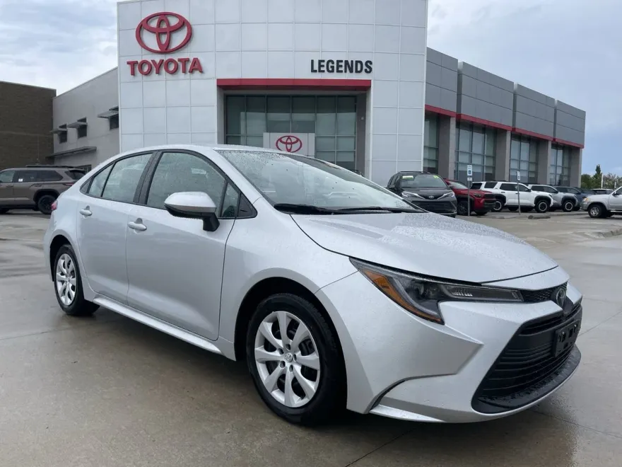 2025 Toyota Corolla LE photo 1