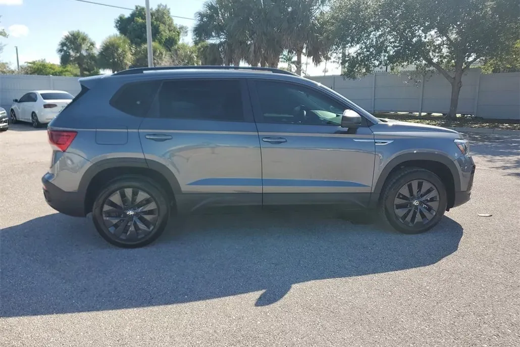 2022 Volkswagen Taos S photo 1