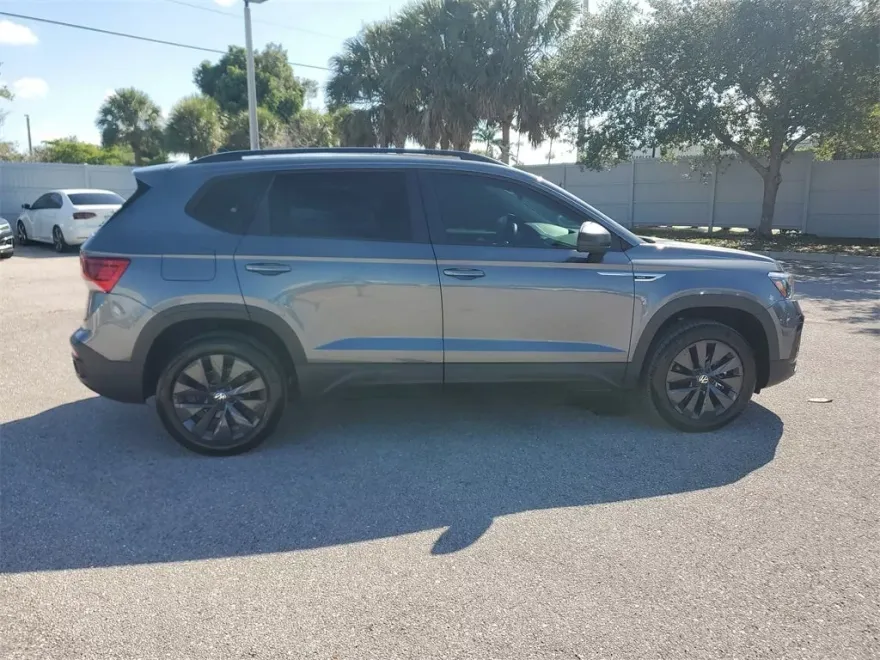 2022 Volkswagen Taos S photo 1