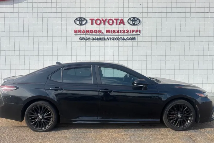 2022 Toyota Camry SE photo 1