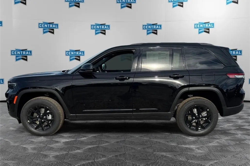 2025 Jeep Grand Cherokee Altitude photo 1