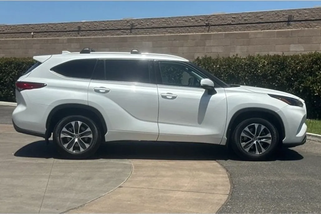 2022 Toyota Highlander XLE photo 1