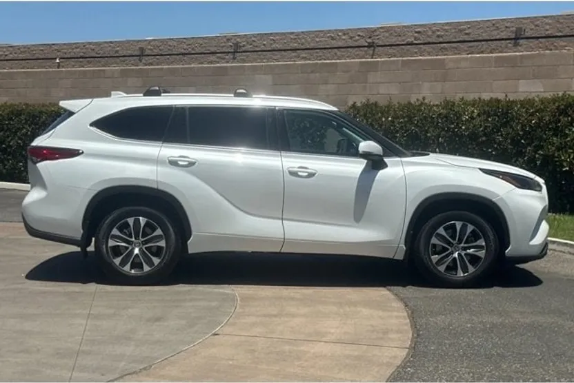 2022 Toyota Highlander XLE photo 1