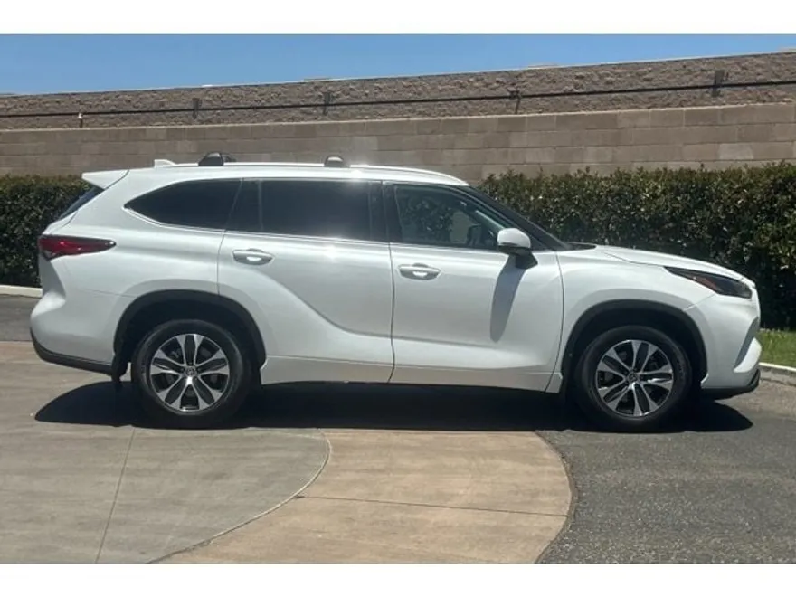 2022 Toyota Highlander XLE photo 1