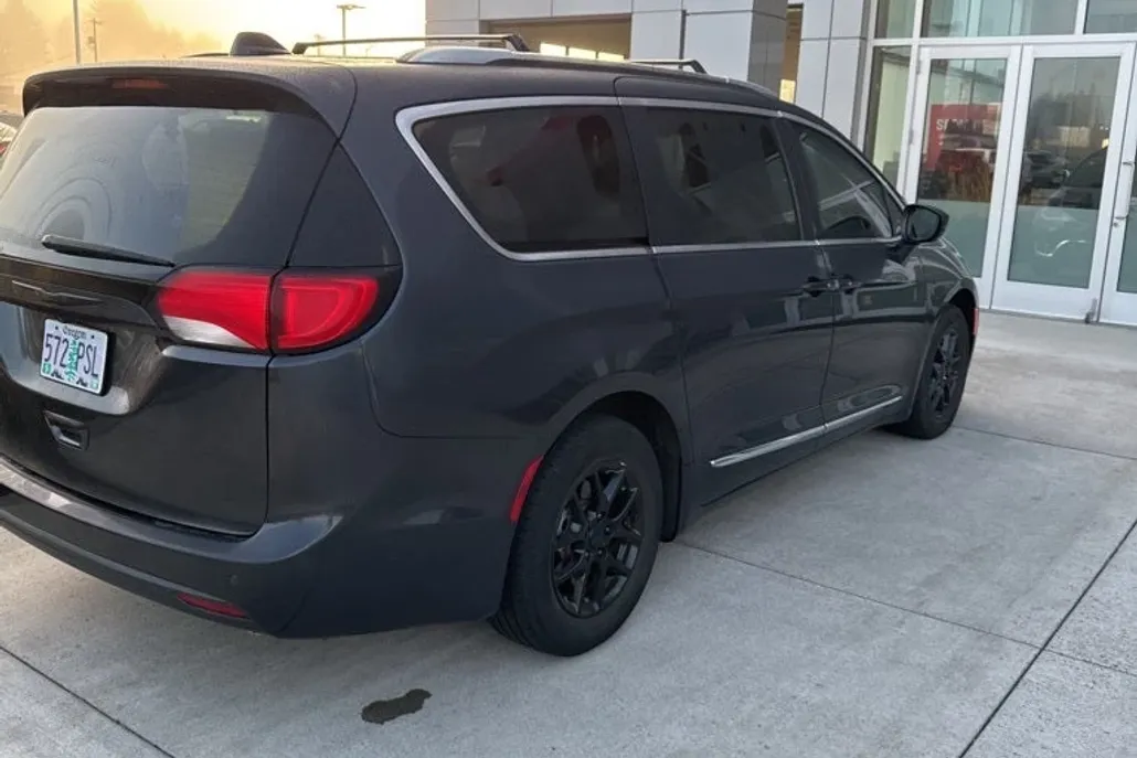 2020 Chrysler Pacifica Touring L photo 1