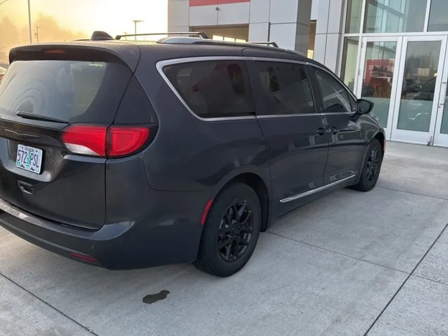 2020 Chrysler Pacifica Touring L photo 1