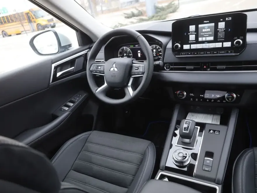 2025 Mitsubishi Outlander PHEV SE photo 15