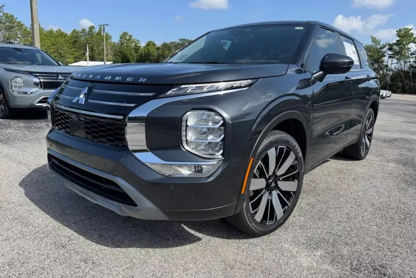 2025 Mitsubishi Outlander SE photo 1