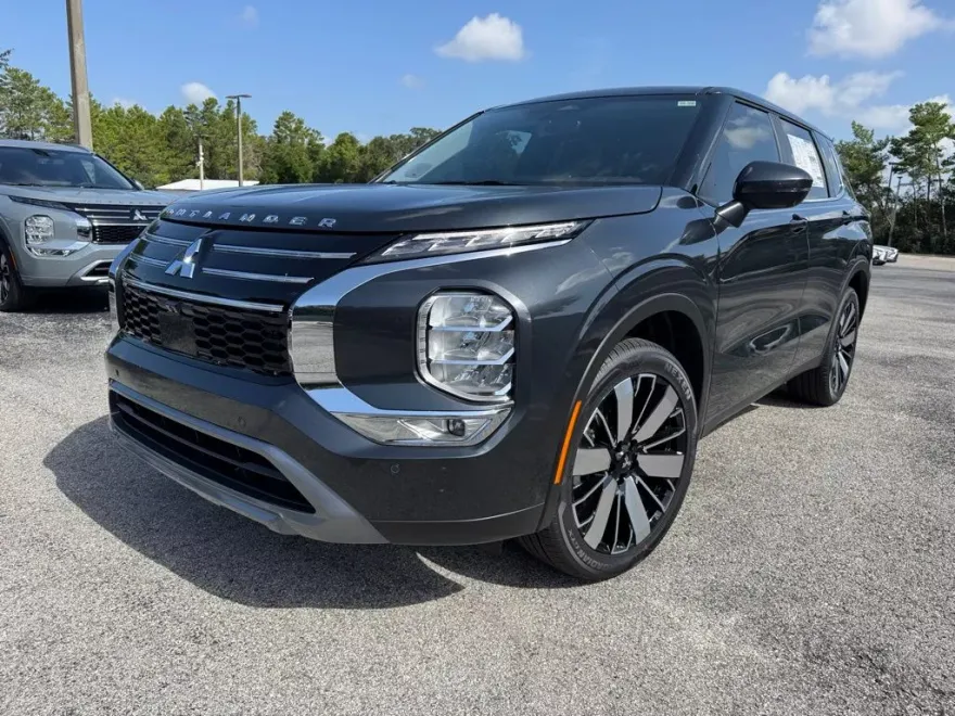 2025 Mitsubishi Outlander SE photo 1
