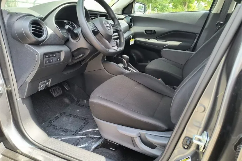 2025 Nissan Kicks Play S photo 1
