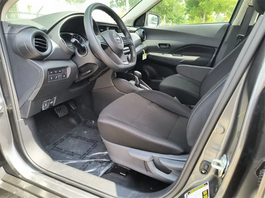 2025 Nissan Kicks Play S photo 1