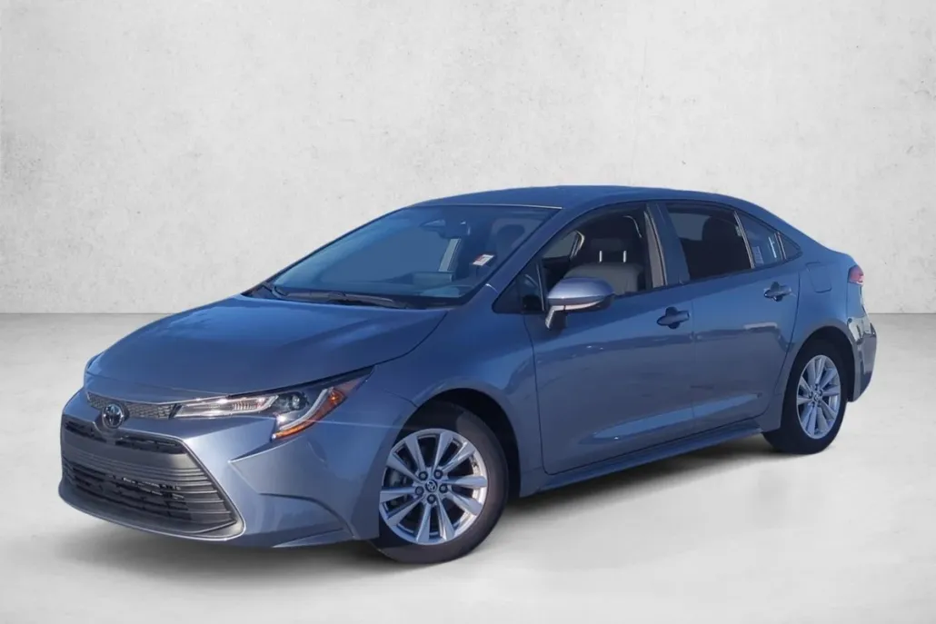 2023 Toyota Corolla LE photo 1
